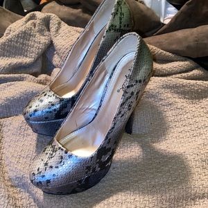 Qupid |Gray alligator skin stilettos